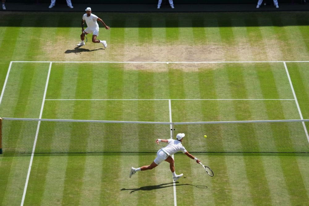 Nick Kyrgios revoluționează finalele de Grand Slam: i-a servit din mână lui Novak Djokovic la una din primele ocazii_1