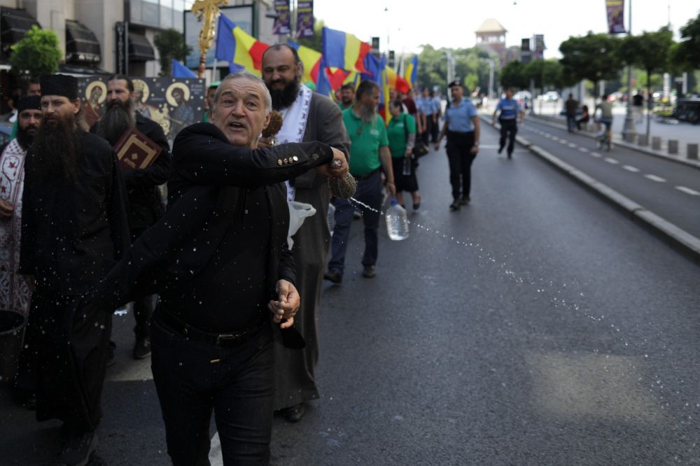 Imagini fabuloase cu Gigi Becali! Patronul FCSB a stropit cu agheasmă Calea Victoriei, după parada LGBTQ_5