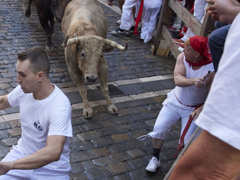 S-a întors celebrul festival spaniol! Mii de oameni au fugit de furia taurilor eliberați pe străzi_1