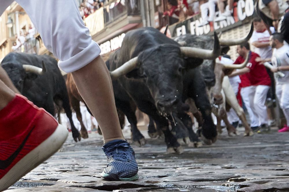 S-a întors celebrul festival spaniol! Mii de oameni au fugit de furia taurilor eliberați pe străzi_2