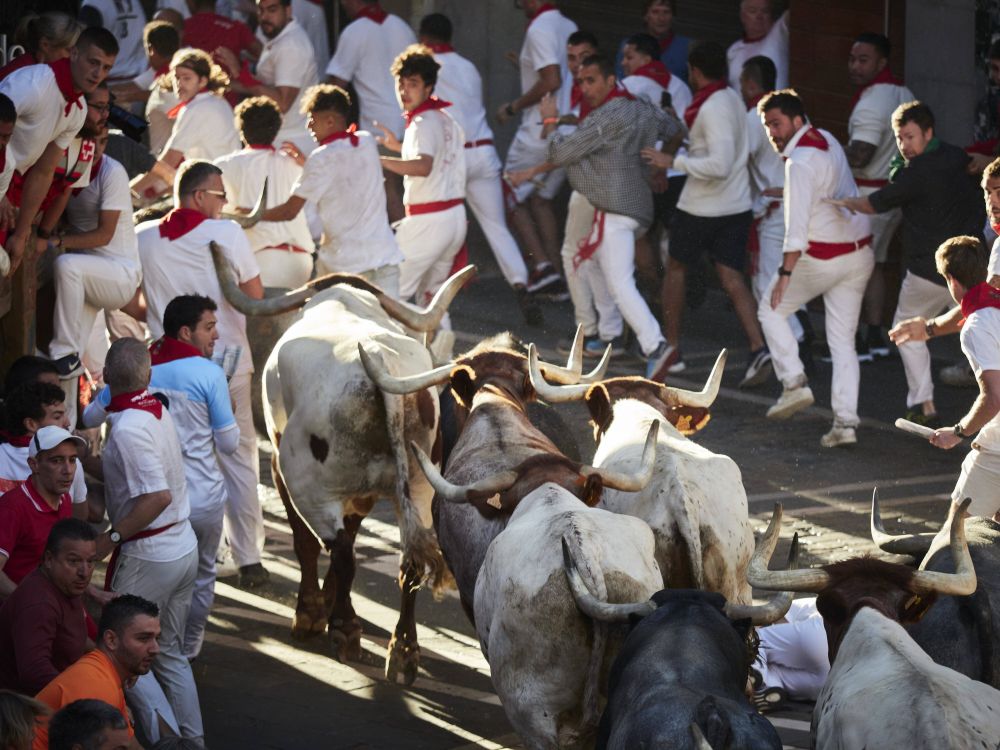 S-a întors celebrul festival spaniol! Mii de oameni au fugit de furia taurilor eliberați pe străzi_11