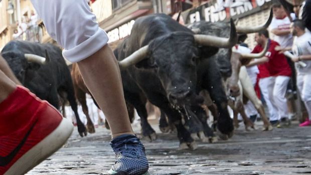
	S-a întors celebrul festival spaniol! Mii de oameni au fugit de furia taurilor eliberați pe străzi

