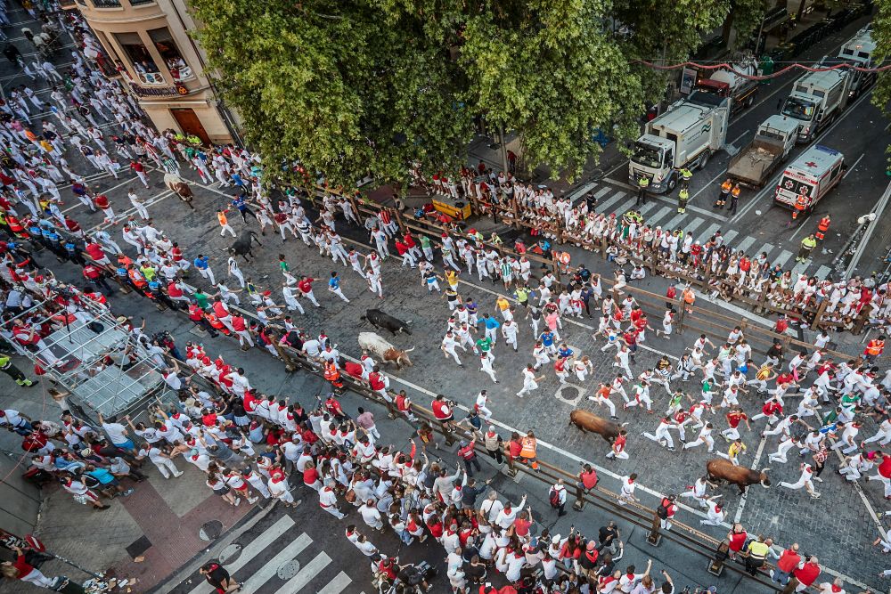 S-a întors celebrul festival spaniol! Mii de oameni au fugit de furia taurilor eliberați pe străzi_4