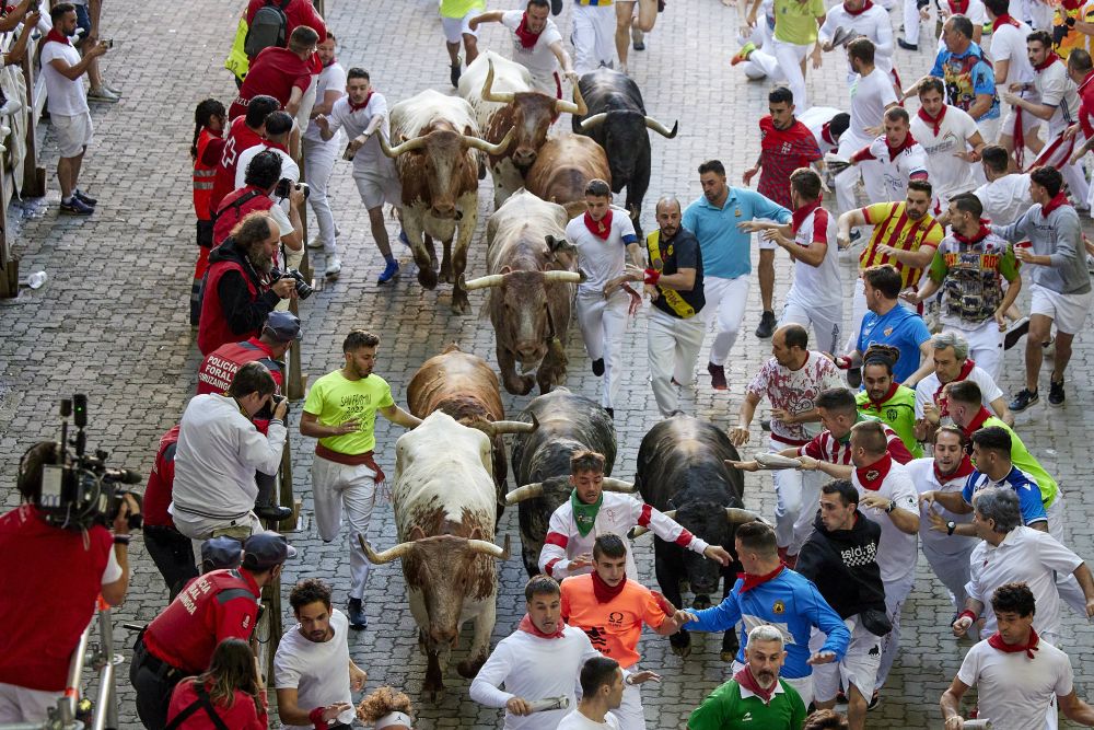 S-a întors celebrul festival spaniol! Mii de oameni au fugit de furia taurilor eliberați pe străzi_5