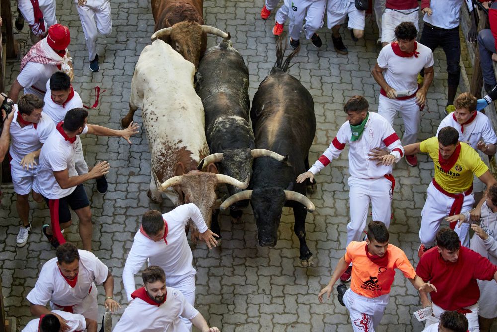 S-a întors celebrul festival spaniol! Mii de oameni au fugit de furia taurilor eliberați pe străzi_6