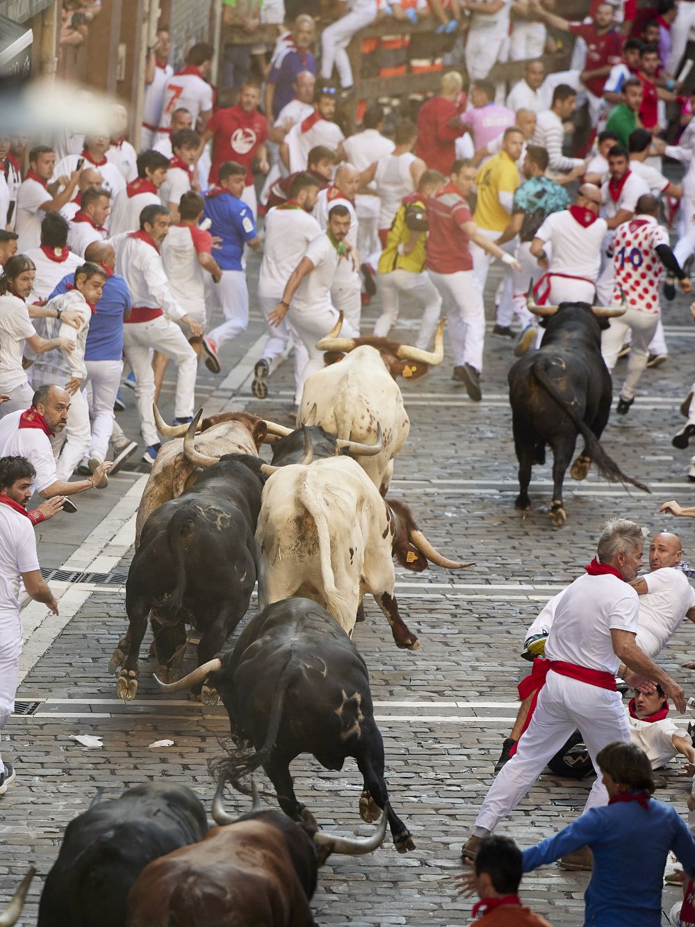S-a întors celebrul festival spaniol! Mii de oameni au fugit de furia taurilor eliberați pe străzi_7