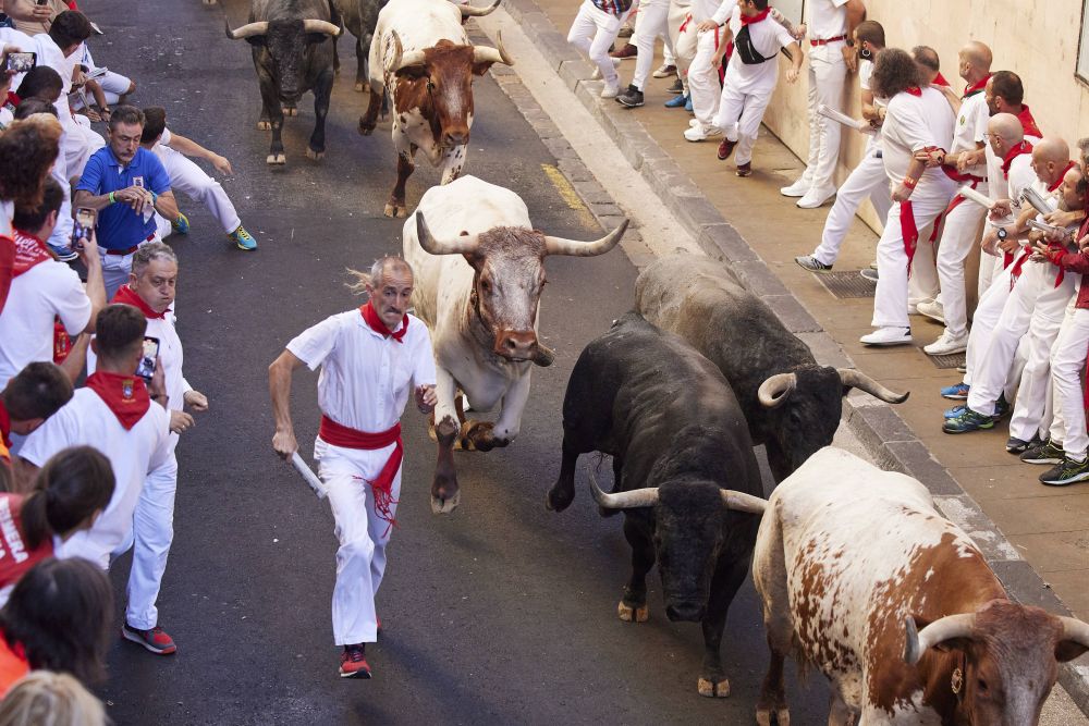 S-a întors celebrul festival spaniol! Mii de oameni au fugit de furia taurilor eliberați pe străzi_8