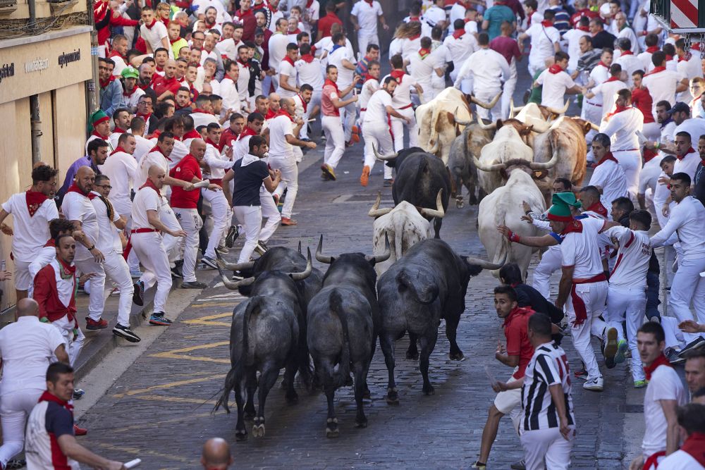 S-a întors celebrul festival spaniol! Mii de oameni au fugit de furia taurilor eliberați pe străzi_9