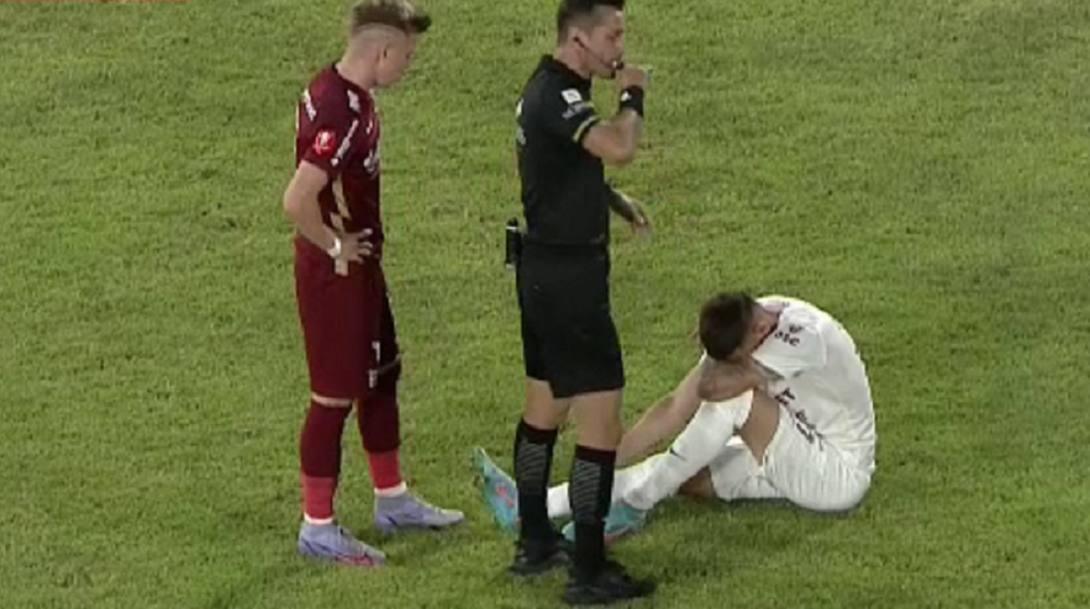 Ce ghinion pentru Rapid! Trei accidentări în doar 36 de minute contra lui CFR Cluj_5