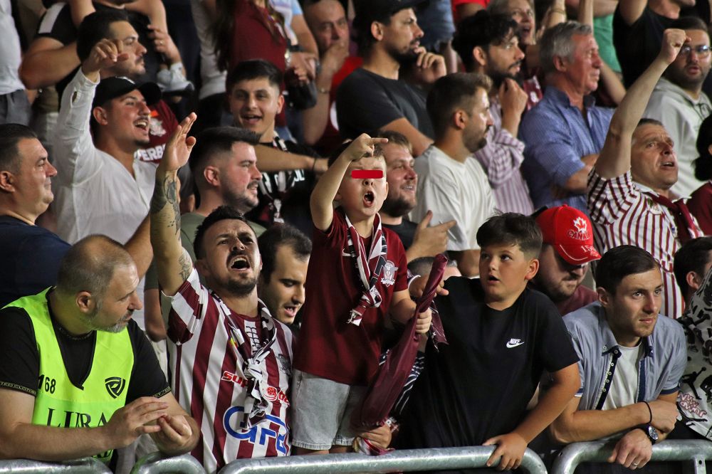 Ultras de mic! Fotografia derby-ului din Giulești amintește de o imagine devenită virală_1