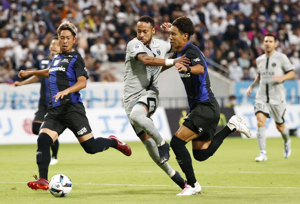 Simulare "rușinoasă" a lui Neymar în Japonia. Brazilianul, ironizat după ce s-a prăbușit pentru un penalty_5