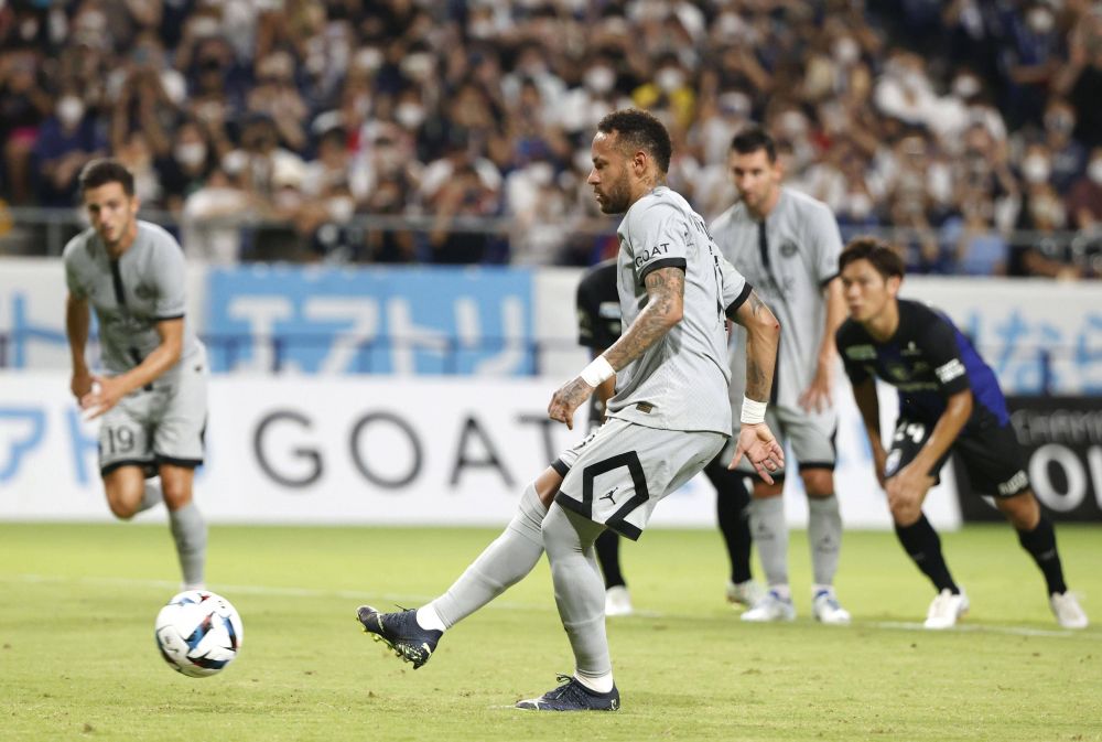 Simulare "rușinoasă" a lui Neymar în Japonia. Brazilianul, ironizat după ce s-a prăbușit pentru un penalty_6