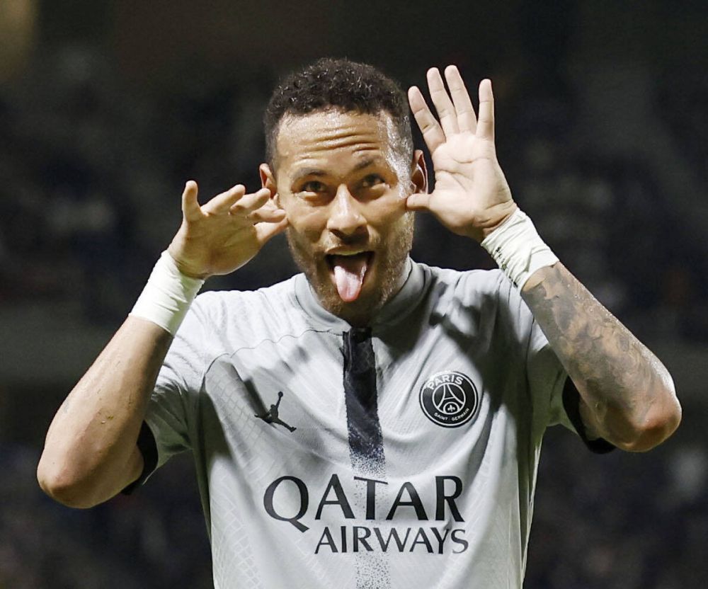 Simulare "rușinoasă" a lui Neymar în Japonia. Brazilianul, ironizat după ce s-a prăbușit pentru un penalty_7