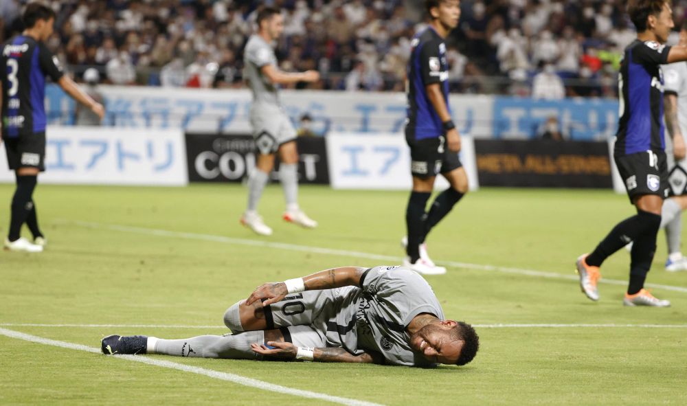 Simulare "rușinoasă" a lui Neymar în Japonia. Brazilianul, ironizat după ce s-a prăbușit pentru un penalty_8