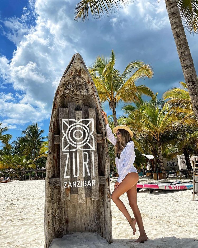 O găsești doar în Zanzibar și la Punta Cana. Partenera lui Florin Tănase, zeița locațiilor exuberante_23