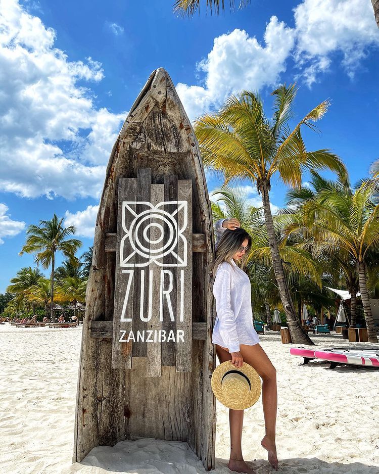 O găsești doar în Zanzibar și la Punta Cana. Partenera lui Florin Tănase, zeița locațiilor exuberante_24