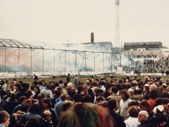 
	Povestea uitată a incendiului de pe stadionul din Bradford care a luat 56 de vieți și reeditarea finalei din 1966 pentru strângerea de fonduri!
