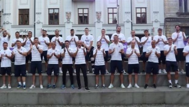 
	Poli nu moare! Echipa din Timișoara și-a prezentat cu mare fast antrenorul trecut pe la FCSB și lotul pentru viitorul sezon&nbsp;
