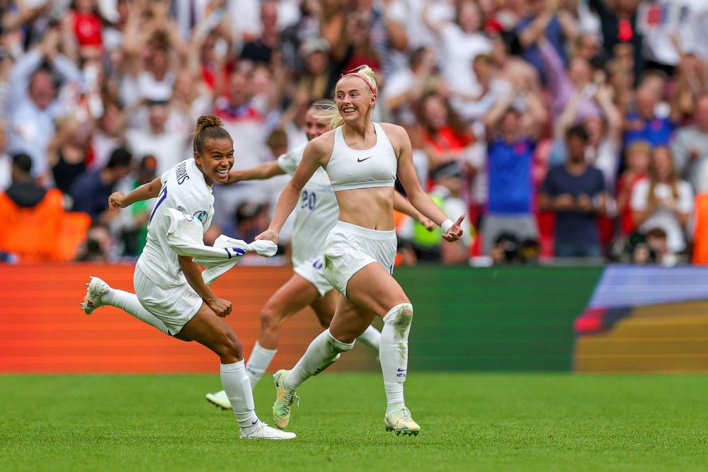 Nebunie în finala Europeanului feminin! Marcatoarea golului decisiv și-a dat jos tricoul și a făcut turul stadionului_2