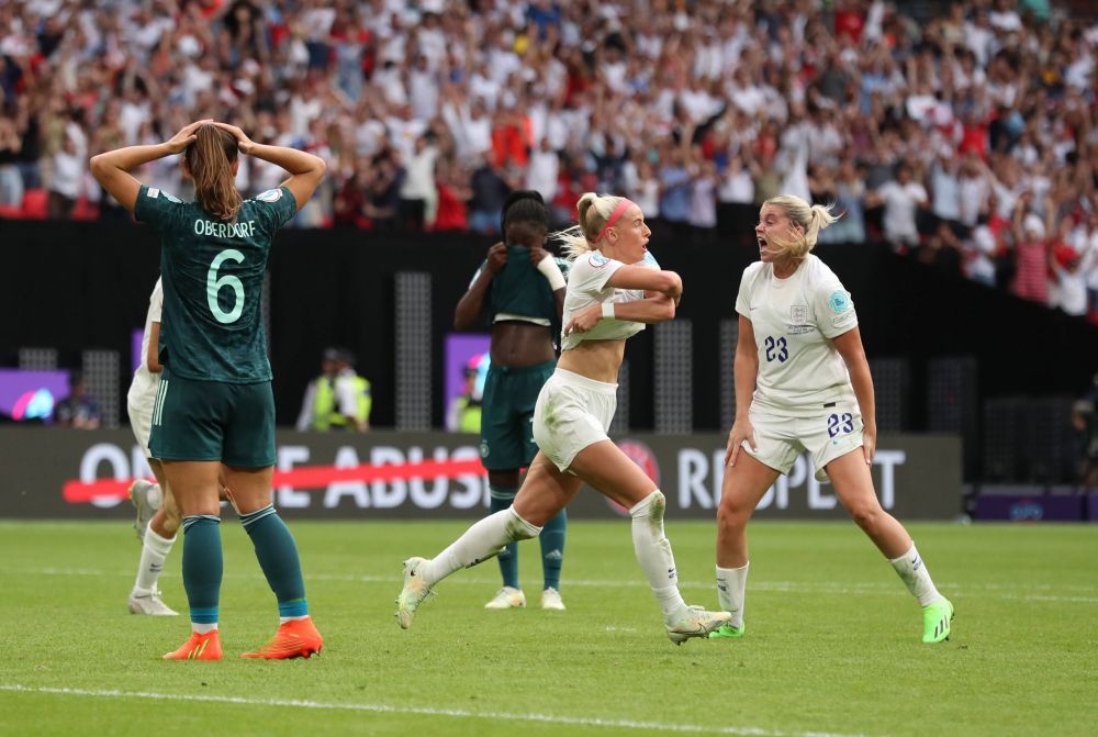 Nebunie în finala Europeanului feminin! Marcatoarea golului decisiv și-a dat jos tricoul și a făcut turul stadionului_11