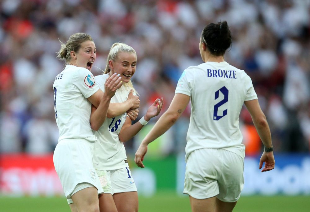 Nebunie în finala Europeanului feminin! Marcatoarea golului decisiv și-a dat jos tricoul și a făcut turul stadionului_16