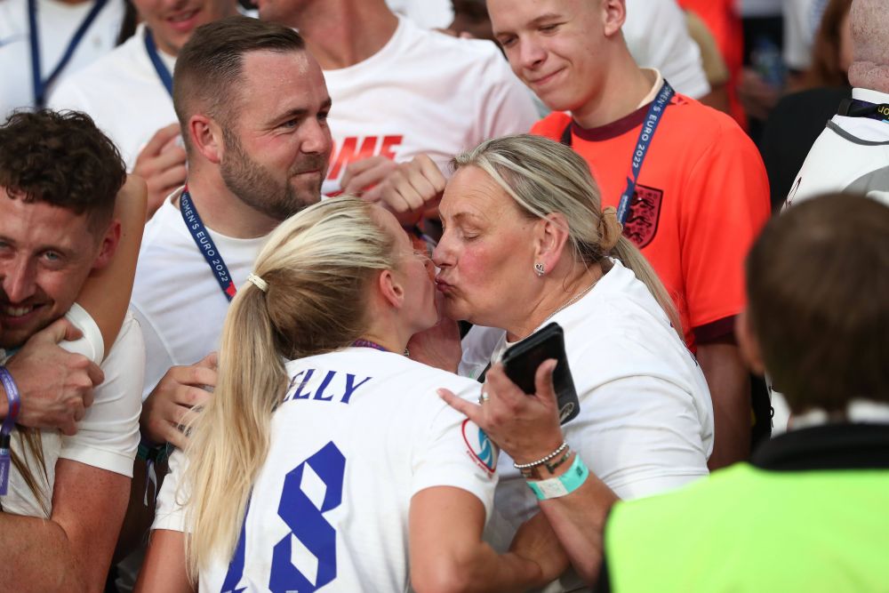 Nebunie în finala Europeanului feminin! Marcatoarea golului decisiv și-a dat jos tricoul și a făcut turul stadionului_17