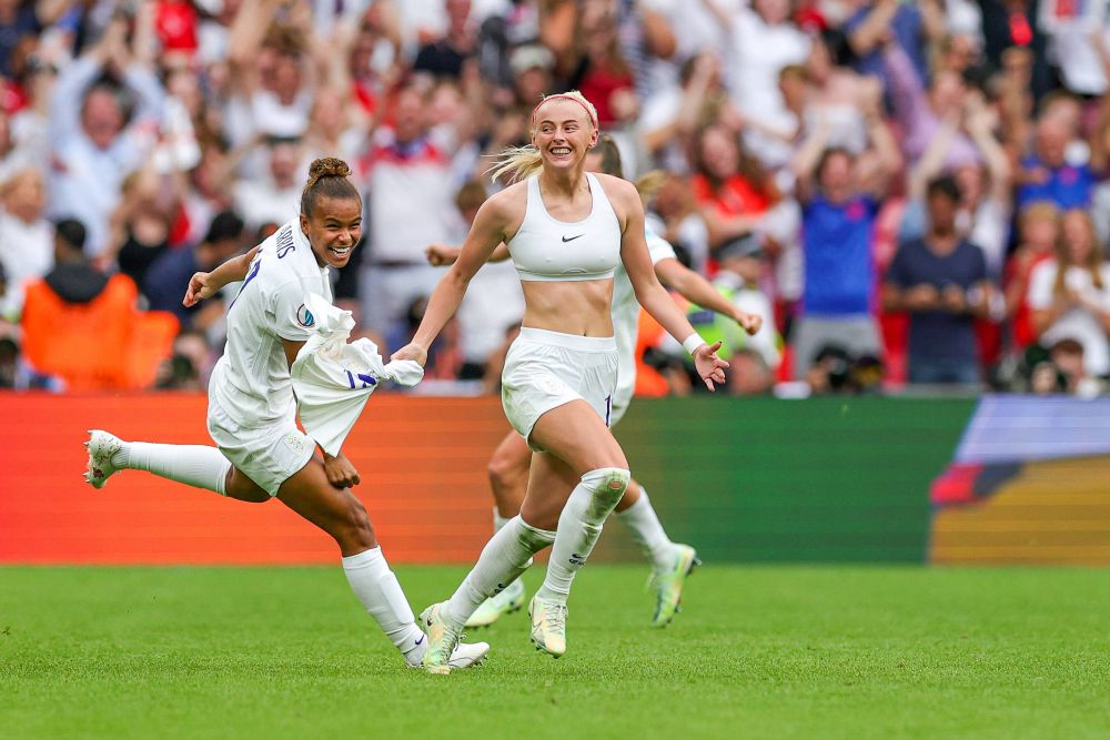 Nebunie în finala Europeanului feminin! Marcatoarea golului decisiv și-a dat jos tricoul și a făcut turul stadionului_3
