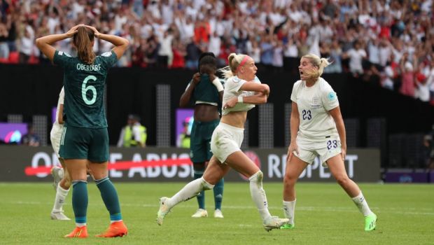 
	Nebunie în finala Europeanului feminin! Marcatoarea golului decisiv și-a dat jos tricoul și a făcut turul stadionului
