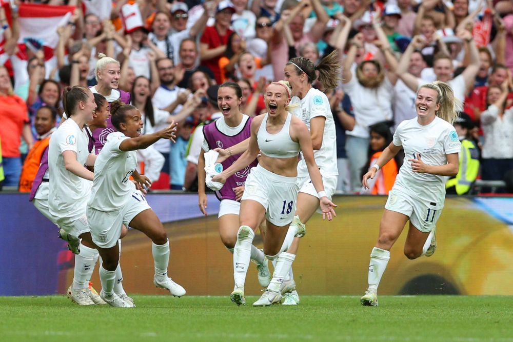 Nebunie în finala Europeanului feminin! Marcatoarea golului decisiv și-a dat jos tricoul și a făcut turul stadionului_24