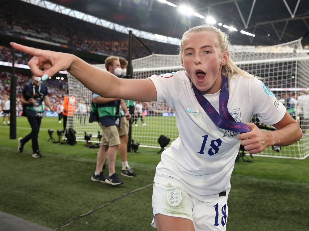 Nebunie în finala Europeanului feminin! Marcatoarea golului decisiv și-a dat jos tricoul și a făcut turul stadionului_4