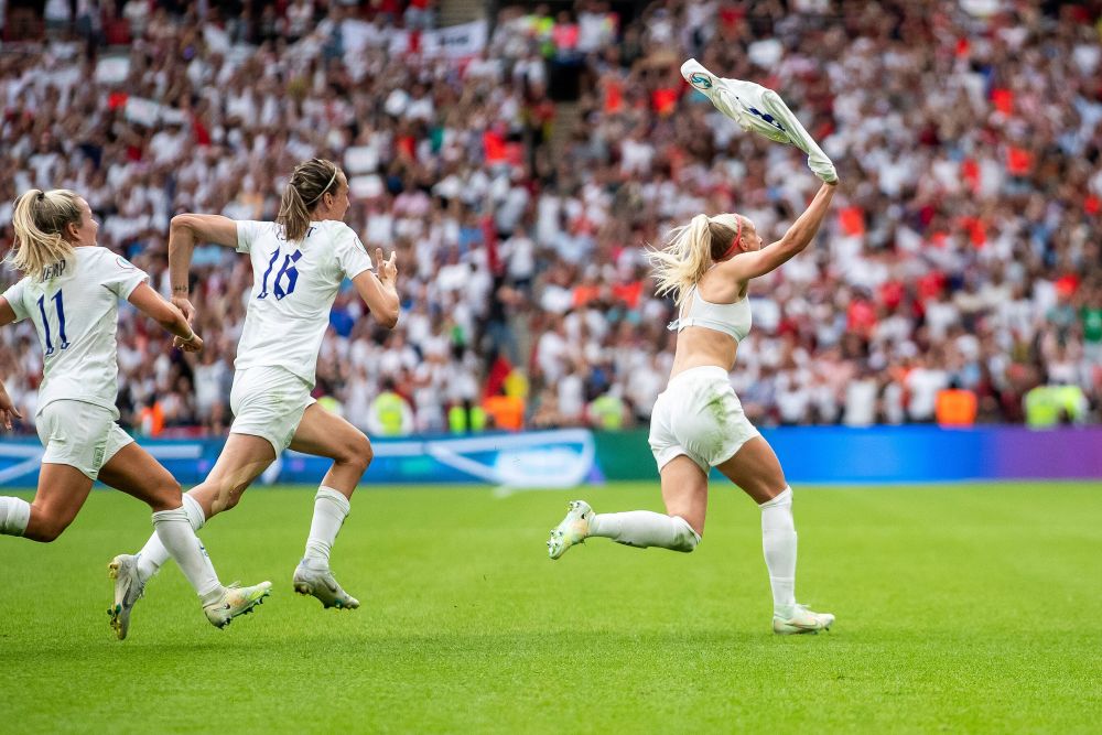 Nebunie în finala Europeanului feminin! Marcatoarea golului decisiv și-a dat jos tricoul și a făcut turul stadionului_6