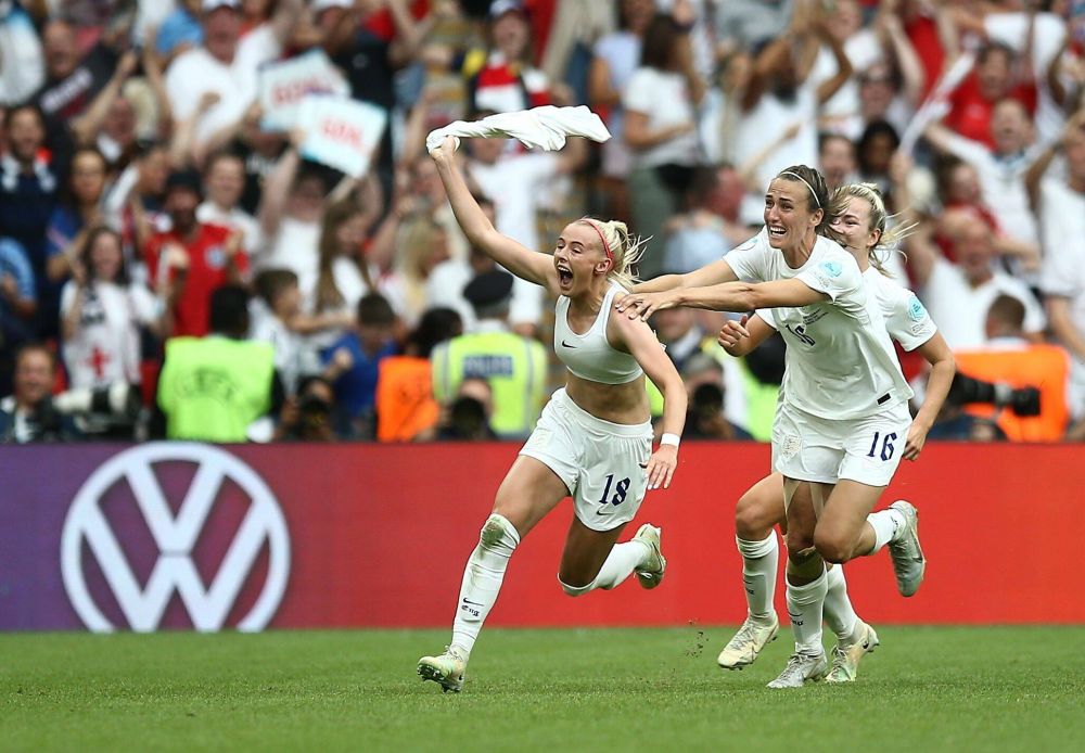 Nebunie în finala Europeanului feminin! Marcatoarea golului decisiv și-a dat jos tricoul și a făcut turul stadionului_7