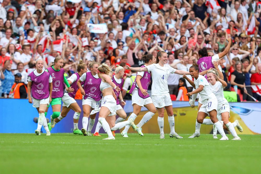 Nebunie în finala Europeanului feminin! Marcatoarea golului decisiv și-a dat jos tricoul și a făcut turul stadionului_8