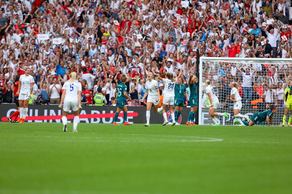 Nebunie în finala Europeanului feminin! Marcatoarea golului decisiv și-a dat jos tricoul și a făcut turul stadionului_9