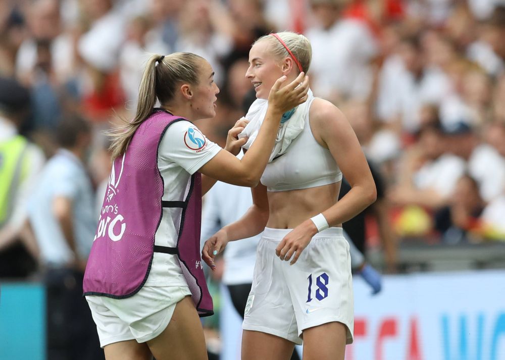 Nebunie în finala Europeanului feminin! Marcatoarea golului decisiv și-a dat jos tricoul și a făcut turul stadionului_10
