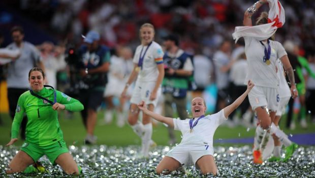 
	EURO Women&#39;s 2022: Anglia ia tot! Campioana europeană la fotbal feminin a dat și cea mai bună jucătoare a turneului final
