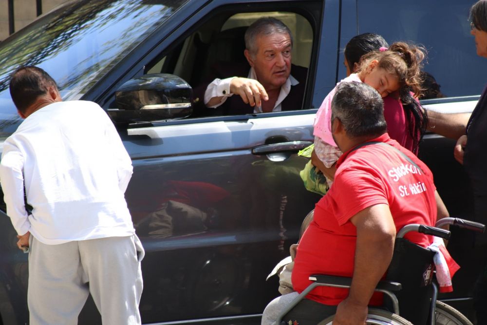 Gigi Becali, asaltat la Palat! Patronul FCSB a început să împartă bani oamenilor care i-au înconjurat mașina _13