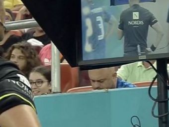 
	Cum explică FRF&nbsp;momentul cu arbitrul care se vede în monitor în timpul meciului FCSB - FCU Craiova
