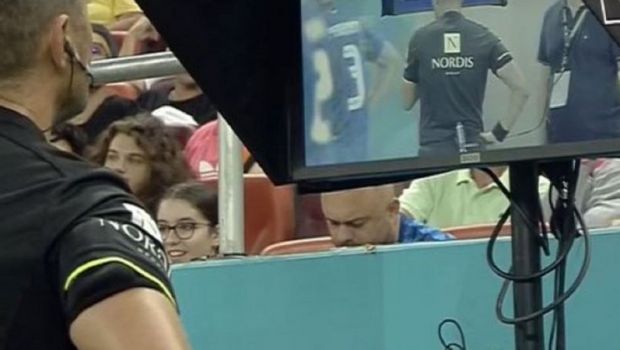 
	Cum explică FRF&nbsp;momentul cu arbitrul care se vede în monitor în timpul meciului FCSB - FCU Craiova
