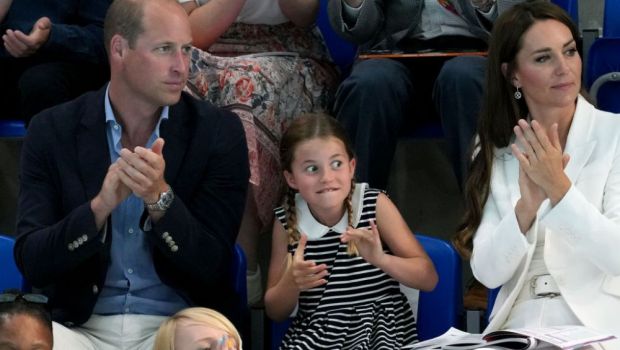 
	Prințesa Charlotte, în centrul atenției la Jocurile&nbsp;Commonwealth. Imagini inedite cu fata Ducilor de Cambridge, la competiția de natație&nbsp;
