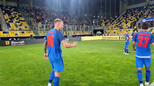 Dunajska Streda - FCSB | Imaginile bucuriei "roș-albaștrilor" alături de cei 400 de suporteri, după succesul din Slovacia _2