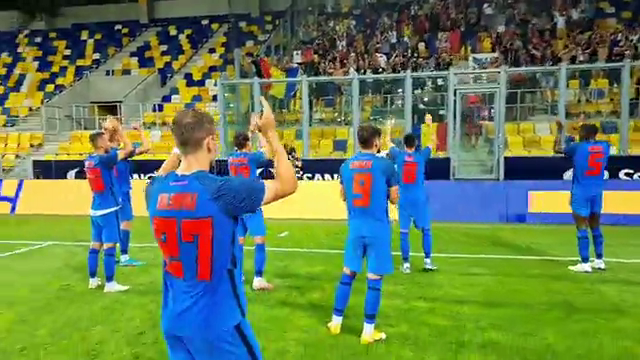 Dunajska Streda - FCSB | Imaginile bucuriei "roș-albaștrilor" alături de cei 400 de suporteri, după succesul din Slovacia _11