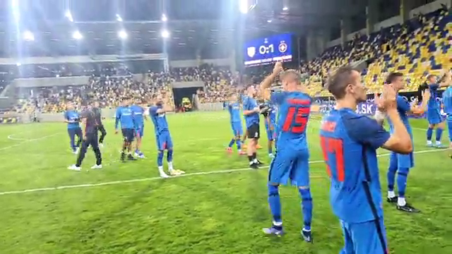 Dunajska Streda - FCSB | Imaginile bucuriei "roș-albaștrilor" alături de cei 400 de suporteri, după succesul din Slovacia _18