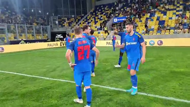 Dunajska Streda - FCSB | Imaginile bucuriei "roș-albaștrilor" alături de cei 400 de suporteri, după succesul din Slovacia _3