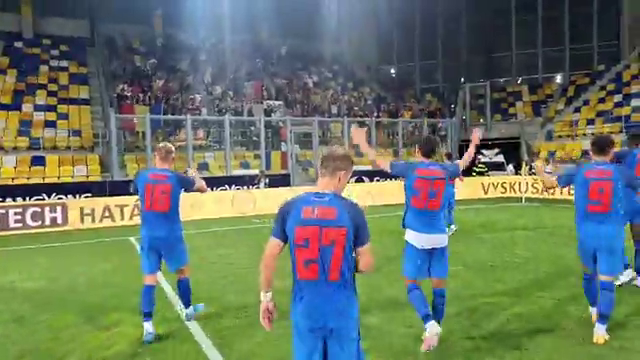Dunajska Streda - FCSB | Imaginile bucuriei "roș-albaștrilor" alături de cei 400 de suporteri, după succesul din Slovacia _4