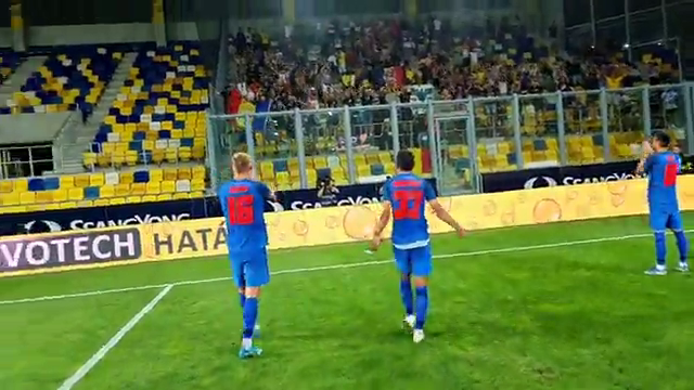 Dunajska Streda - FCSB | Imaginile bucuriei "roș-albaștrilor" alături de cei 400 de suporteri, după succesul din Slovacia _7