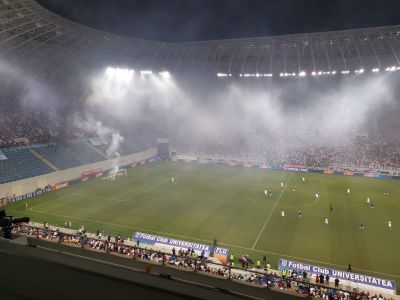 S-a lăsat fumul deasupra suprafeței de teren. Fanii aruncă torțe și nu se lasă din folosit fumigenele.... S-a lăsat fumul deasupra suprafeței de teren. Fanii aruncă torțe și nu se lasă din folosit fumigenele...._257