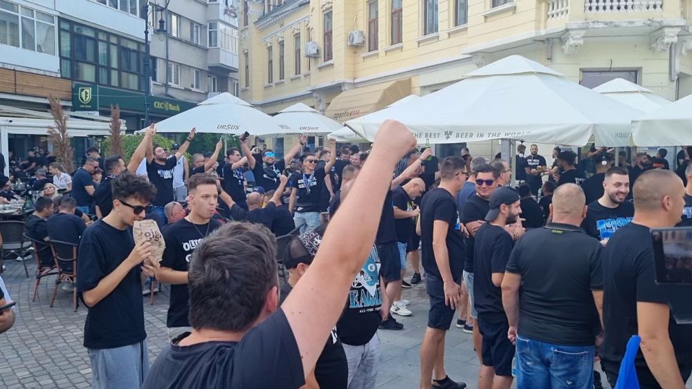 Se pregătesc intensiv de derby! Suporterii lui FC U Craiova cântă și se distrează în Centrul Vechi înainte de partida "de foc" cu rivala din Bănie_3