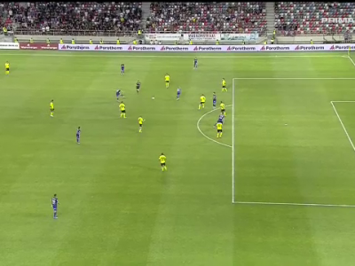 Balgiu își face balonul pe piciorul drept, apoi șutează în forță de la 35 de metri, însă mingea... Balgiu își face balonul pe piciorul drept, apoi șutează în forță de la 35 de metri, însă mingea..._307