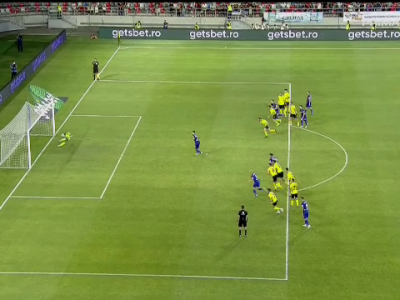 Penalty ratat! Gavrilaș se întinde încredibil și respinge în bară șutul expediat de Chipirliu... Penalty ratat! Gavrilaș se întinde încredibil și respinge în bară șutul expediat de Chipirliu..._315
